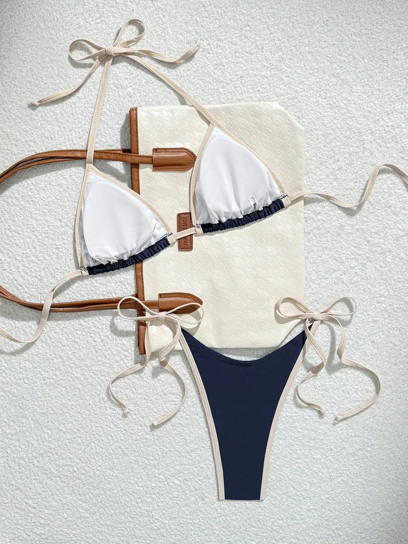 Bikini Mujer | forma triángulo con ribete y lazos ajustables