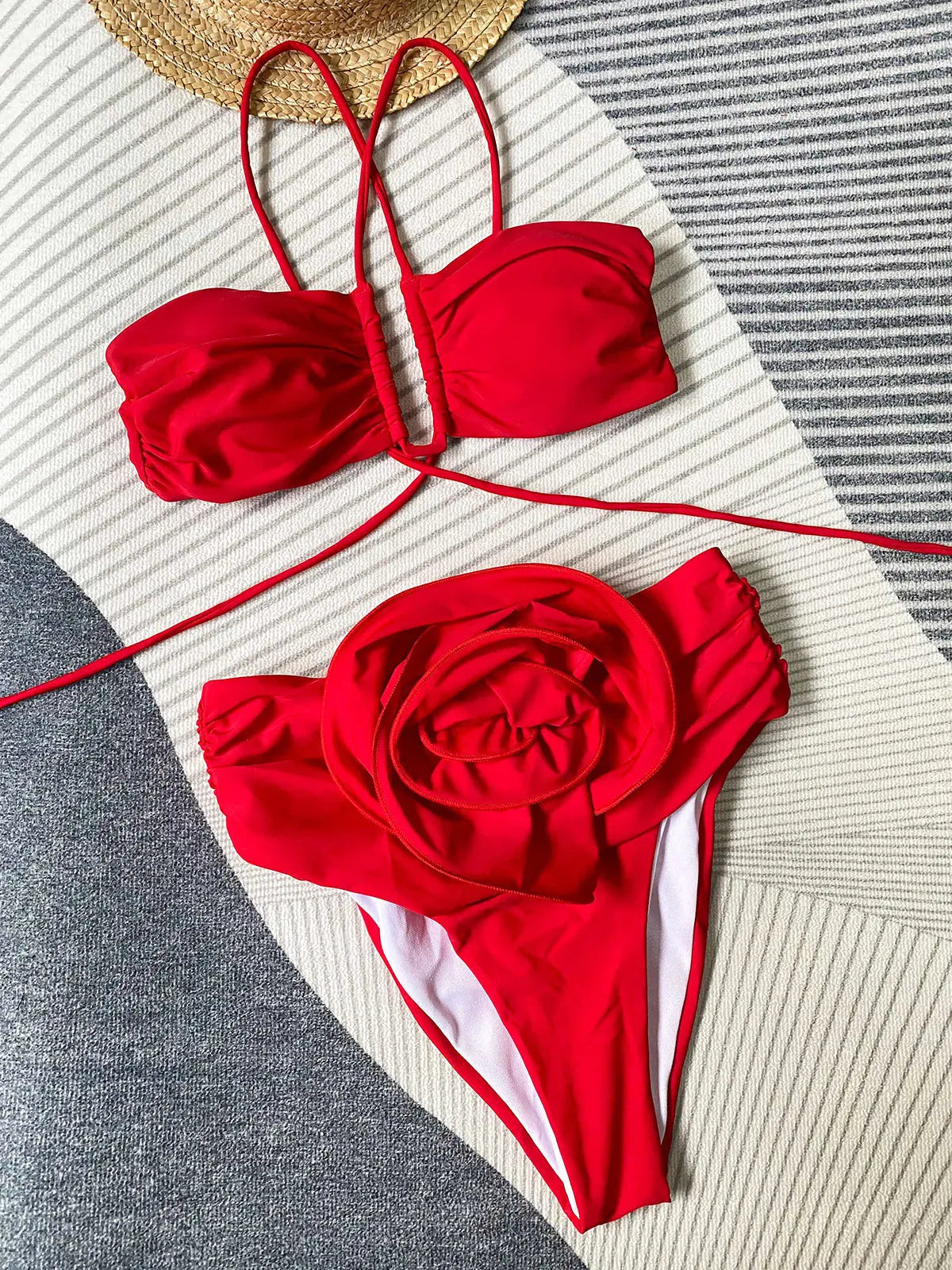 Bikini mujer | bandeau con tirantes cruzados y detalle floral