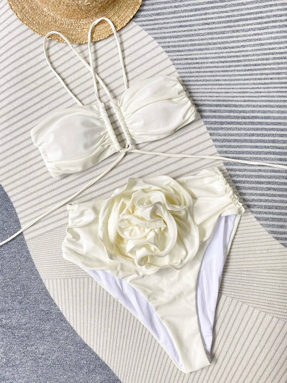 Bikini mujer | bandeau con tirantes cruzados y detalle floral