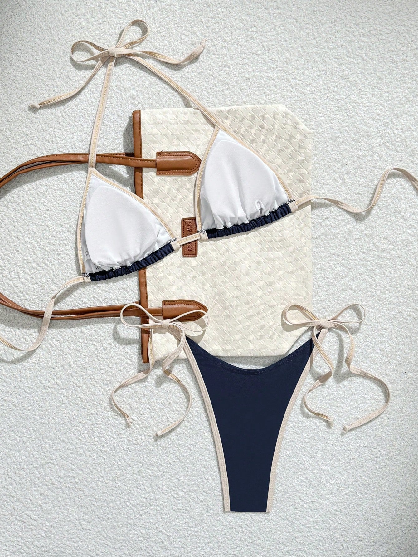 Bikini Mujer | forma triángulo con ribete y lazos ajustables