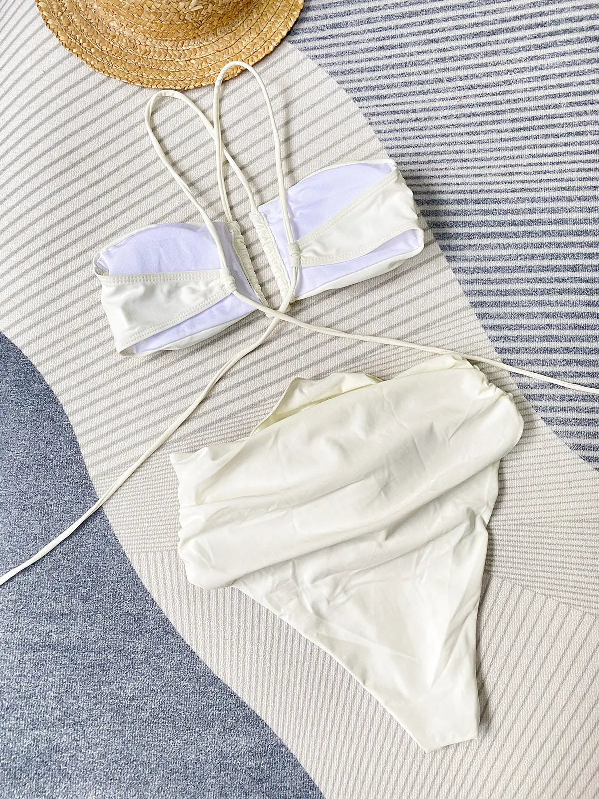 Bikini mujer | bandeau con tirantes cruzados y detalle floral