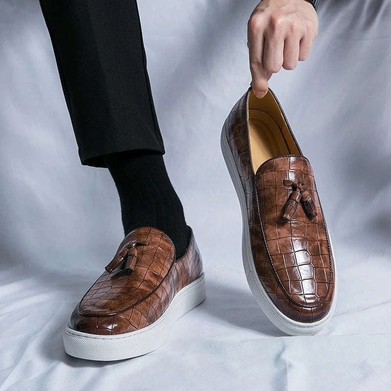 Zapatos hombre | mocasín con borlas y textura grabada frontal