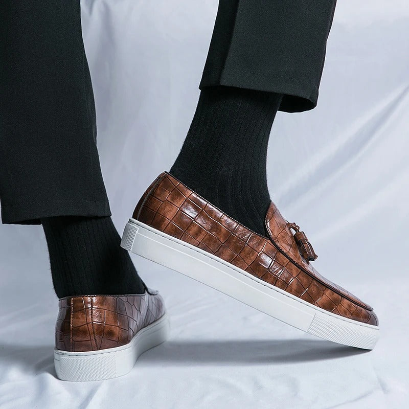 Zapatos hombre | mocasín con borlas y textura grabada frontal