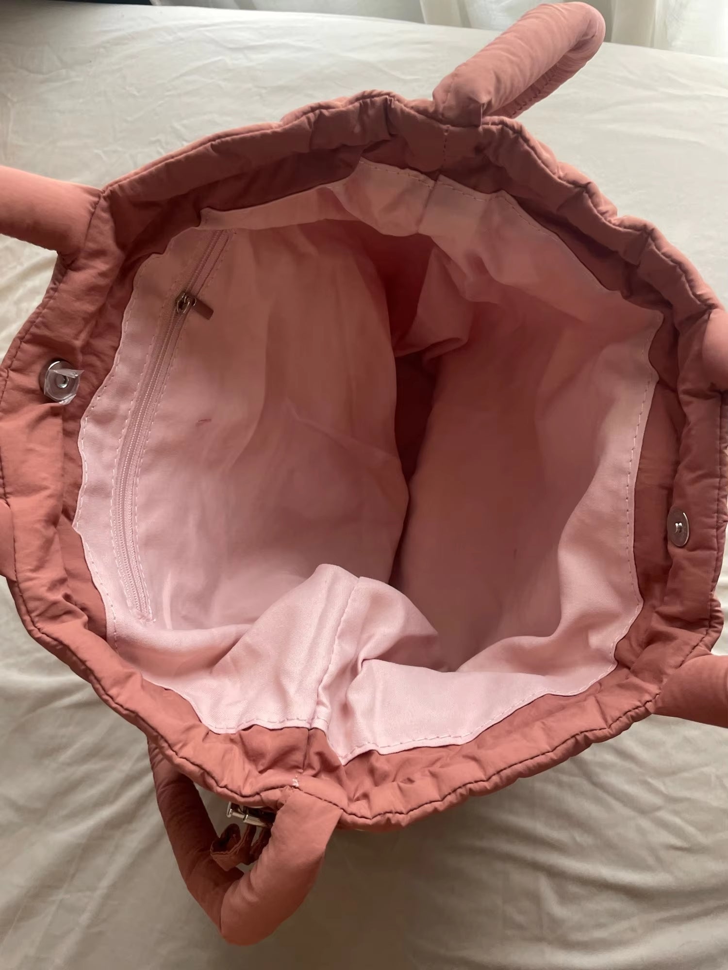 Bolso mujer | diseño acolchado con asas dobles y cierre fruncido